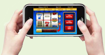 Händer som håller mobil med casinospel